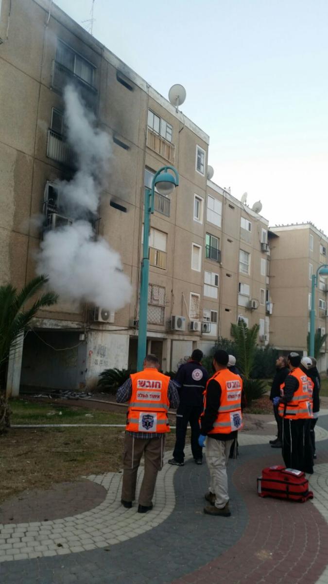 הדליקה ברחוב מרחבים בדימונה (צילום: דן בונבידה, 'מביט' דימונה)